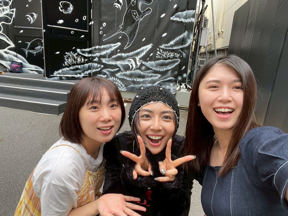 「アタックれない25」終演から10日、お世話になった渋谷ドリカムシアターフィナーレから1週間が経ち、皆様芝生が恋しいころではないでしょうか🍀
フィナーレに伺った木村さん北向さんの芝生ショット、登壇されてたMAAKIIIさん交えた写真をお裾分けです！

余韻に浸ろうコンテンツまだあります！