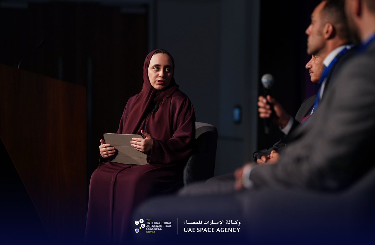 uaespaceagency's tweet image. على هامش مشاركة دولة الإمارات في النسخة الـ76 من المؤتمر الدولي للملاحة الفضائية، نظمت وكالة الإمارات للفضاء، جلسة حوارية بعنوان «الاستفادة من الذكاء الاصطناعي والتقنيات الناشئة لدفع الابتكار والأثر الاقتصادي في الفضاء».

أدارت الجلسة فاطمة الشامسي، مدير إدارة السياسات والعلاقات…