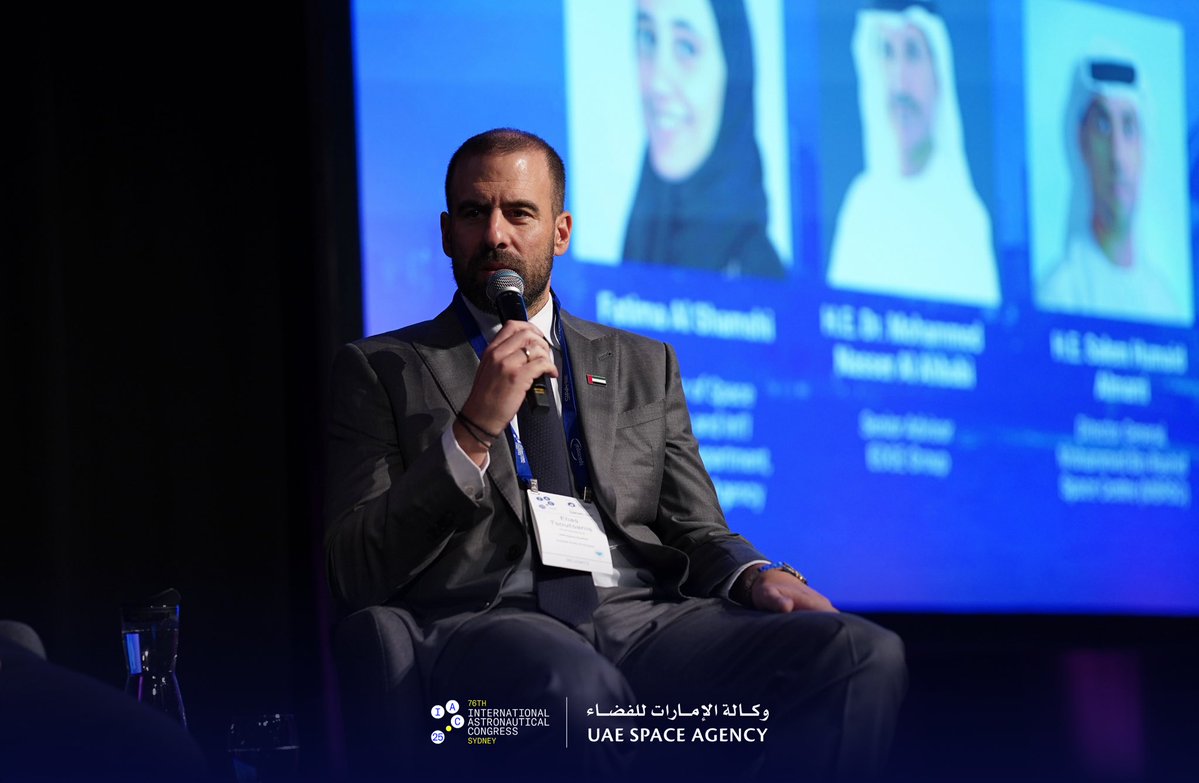 uaespaceagency's tweet image. على هامش مشاركة دولة الإمارات في النسخة الـ76 من المؤتمر الدولي للملاحة الفضائية، نظمت وكالة الإمارات للفضاء، جلسة حوارية بعنوان «الاستفادة من الذكاء الاصطناعي والتقنيات الناشئة لدفع الابتكار والأثر الاقتصادي في الفضاء».

أدارت الجلسة فاطمة الشامسي، مدير إدارة السياسات والعلاقات…