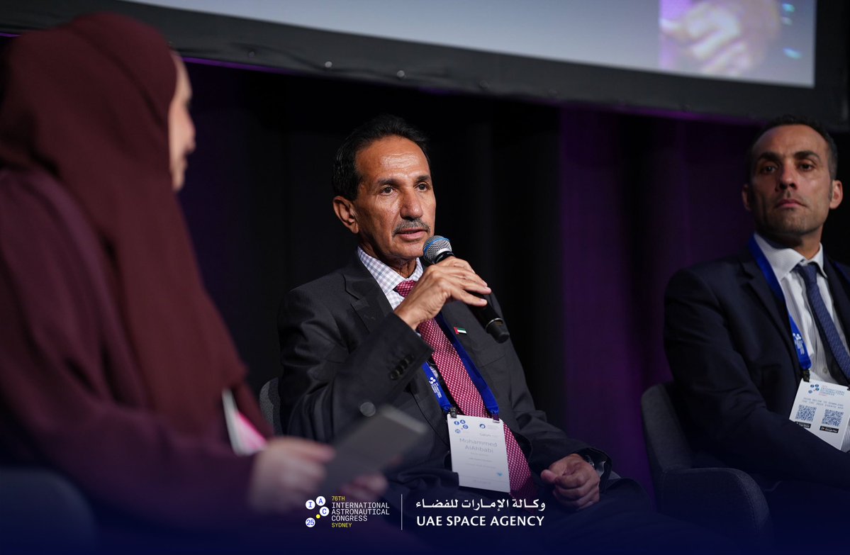 uaespaceagency's tweet image. على هامش مشاركة دولة الإمارات في النسخة الـ76 من المؤتمر الدولي للملاحة الفضائية، نظمت وكالة الإمارات للفضاء، جلسة حوارية بعنوان «الاستفادة من الذكاء الاصطناعي والتقنيات الناشئة لدفع الابتكار والأثر الاقتصادي في الفضاء».

أدارت الجلسة فاطمة الشامسي، مدير إدارة السياسات والعلاقات…