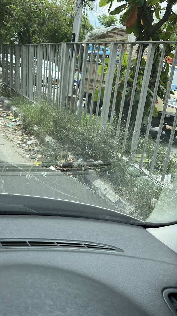 nandeesh_rai's tweet image. GBA!Domlur Intermediate Ring Road needs your urgent attention. The roads, medians and footpaths needs deep cleaning. Hanging OFC cables cleared and street lights repaired from Domlur flyover till Ejipura signal @ICCCBengaluru @GBA_office @GBAChiefComm @DKShivakumar @siddaramaiah