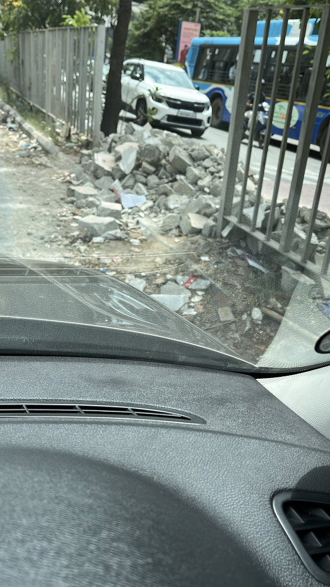 nandeesh_rai's tweet image. GBA!Domlur Intermediate Ring Road needs your urgent attention. The roads, medians and footpaths needs deep cleaning. Hanging OFC cables cleared and street lights repaired from Domlur flyover till Ejipura signal @ICCCBengaluru @GBA_office @GBAChiefComm @DKShivakumar @siddaramaiah