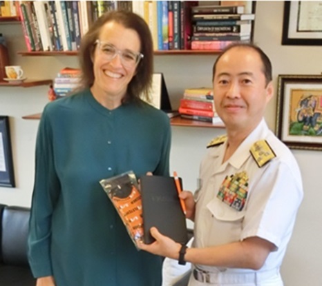 jmsdf_msc's tweet image. 海上自衛隊幹部学校長は、９月１６日～２１日にかけ訪米し、米海軍大学及びタフツ大学フレッチャースクールを訪問しました。米海軍大学校長を始め、各要職と意見交換した他、日本周辺の安全保障環境や海上自衛隊の役割について講話を行い、学校間交流の促進を図りました。