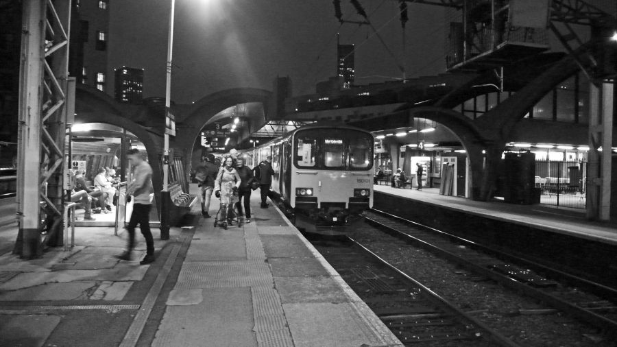 LachlanMain's tweet photo. MANCHESTER 2019 
Oxford Road station, busy as the evening falls. Northern 150136 waits to leave with the 19.16 Barrow in Furness train. 
#Railways #Manchester #OxfordRoad #northernassist #blackandwhitephotography #Barrow #class150dmu https://t.co/Z4suxe36Ly