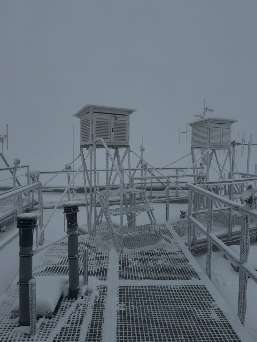 IMGWmeteo's tweet photo. Zima już dotarła w Tatry!
Na Kasprowym Wierchu zawitała biała aura, a wysokogórskie obserwatorium przykrył pierwszy śnieg.
Foto: Justyna Zyszkowska
#KasprowyWierch #Tatry #Zima #Obserwatorium #PierwszyŚnieg https://t.co/J0cTAFY5zl