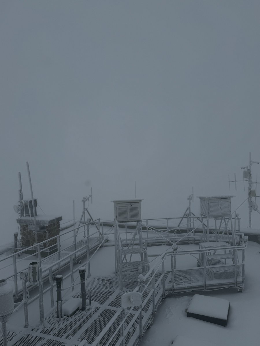 IMGWmeteo's tweet photo. Zima już dotarła w Tatry!
Na Kasprowym Wierchu zawitała biała aura, a wysokogórskie obserwatorium przykrył pierwszy śnieg.
Foto: Justyna Zyszkowska
#KasprowyWierch #Tatry #Zima #Obserwatorium #PierwszyŚnieg https://t.co/J0cTAFY5zl
