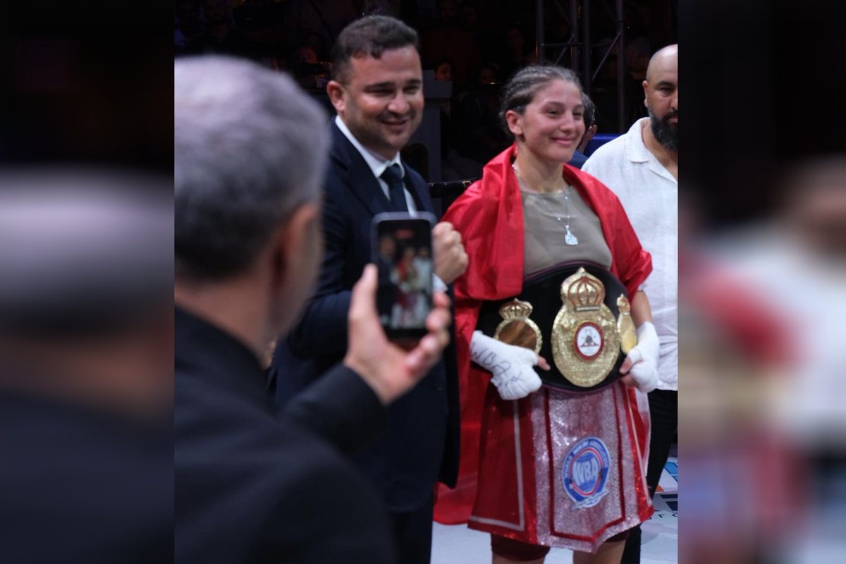 AlanyaAlku's tweet photo. ALKÜ öğrencisi Türkiye'nin ilk Dünya Boks Konseyi (WBC) Kadın Şampiyonu Boksör Seren Ay Çetin, WBA Altın Kemer maçında 5 Kez WBC Dünya şampiyonu olan Çek rakibi Fabiana Bytqi’yi yenerek WBA Gold Super Bantamweight şampiyonu oldu.

Detaylar için: https://t.co/XnnJXl8imd https://t.co/M5I4uv7Djz