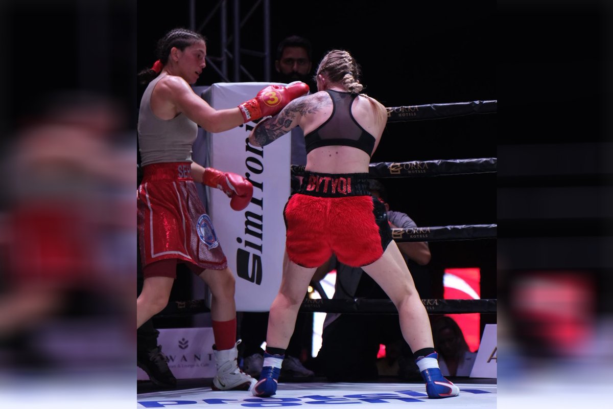 AlanyaAlku's tweet photo. ALKÜ öğrencisi Türkiye'nin ilk Dünya Boks Konseyi (WBC) Kadın Şampiyonu Boksör Seren Ay Çetin, WBA Altın Kemer maçında 5 Kez WBC Dünya şampiyonu olan Çek rakibi Fabiana Bytqi’yi yenerek WBA Gold Super Bantamweight şampiyonu oldu.

Detaylar için: https://t.co/XnnJXl8imd https://t.co/M5I4uv7Djz