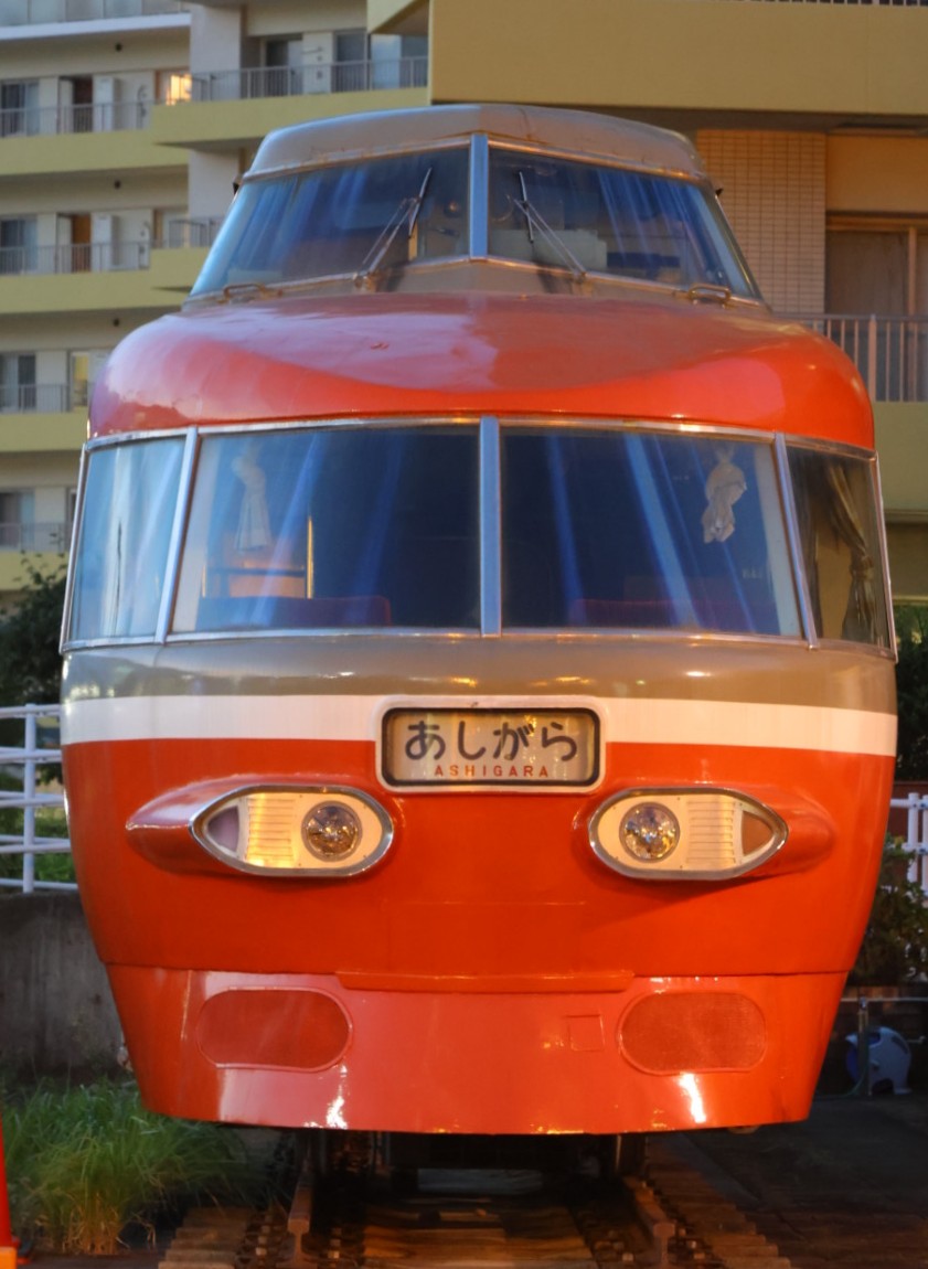 開成駅前のロンちゃん号こと小田急ロマンスカーNSE、3181の幕が「は