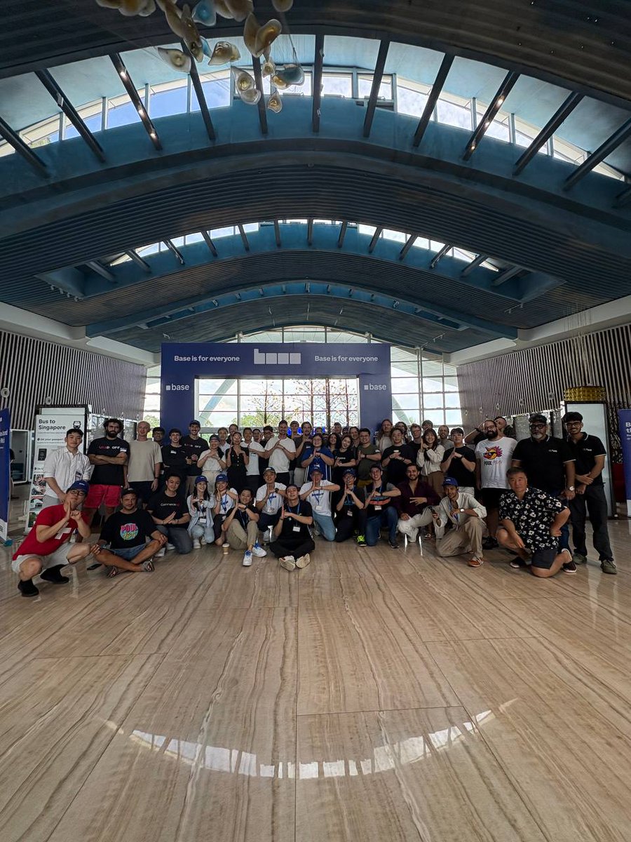 マレーシアのNetwork School Editionイベントで「Base is for everyone」バナーの前に立つBaseコミュニティのメンバーがポーズを取る写真