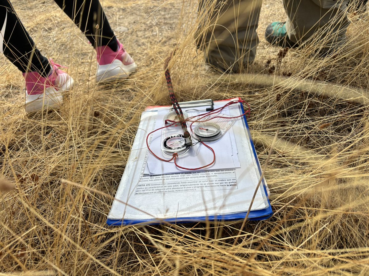 Día de orientación en el Berrueco, ya estamos en el taller de utilización de la brújula. <a href="/HBSTORREJON/">Humanitas Torrejón</a>