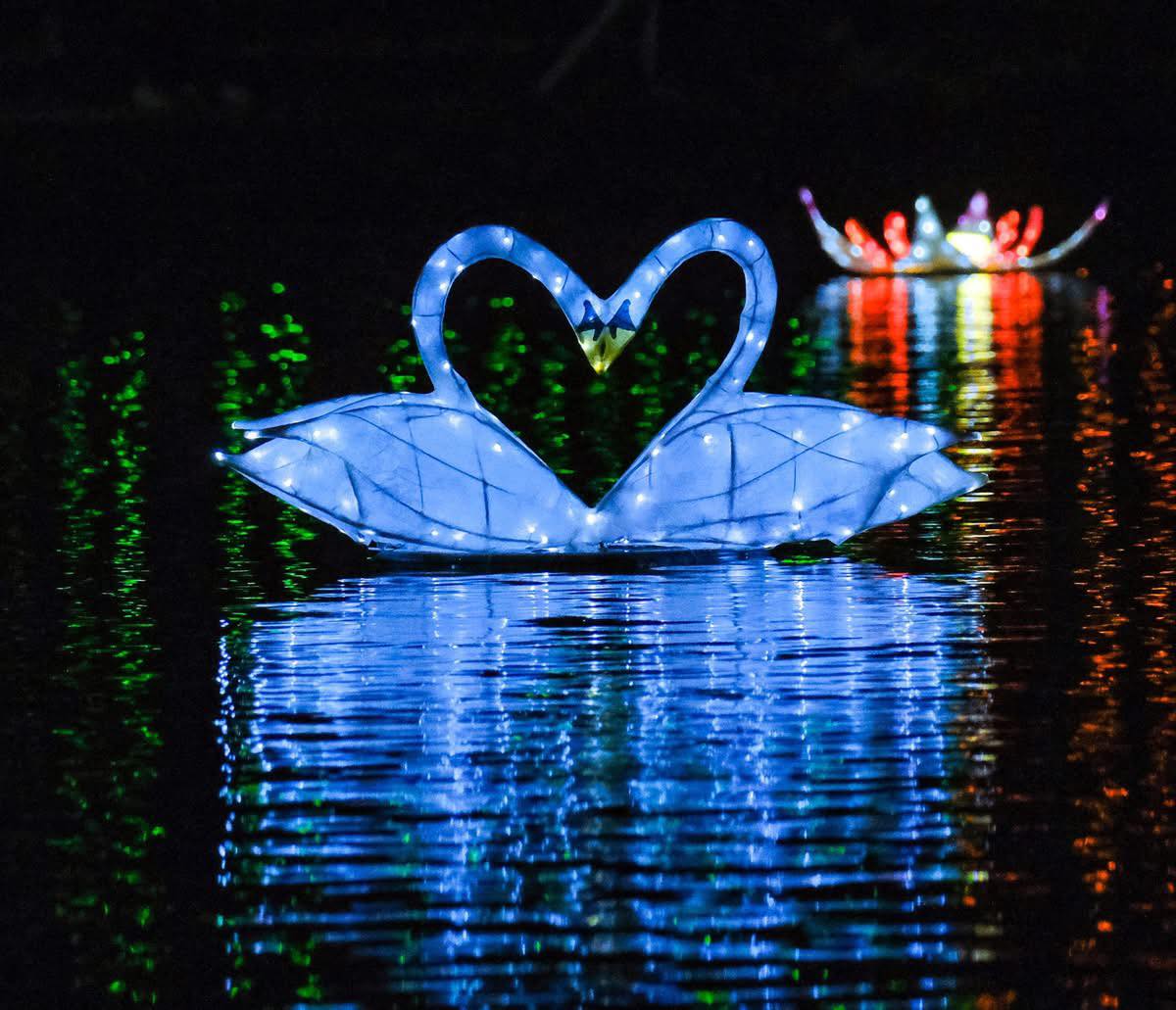🌙 𝐌𝐨𝐨𝐧𝐥𝐢𝐠𝐡𝐭 𝐨𝐧 𝐭𝐡𝐞 𝐋𝐚𝐤𝐞 is coming back to Peasholm Park!

📅 24th &amp; 25th October 2026 
🚶‍♂️ Bookings must be made in advance. There will be no walk ins, so please book your tickets early!
ℹ️ Ticket &amp; info: moonlightonthelake.co.uk