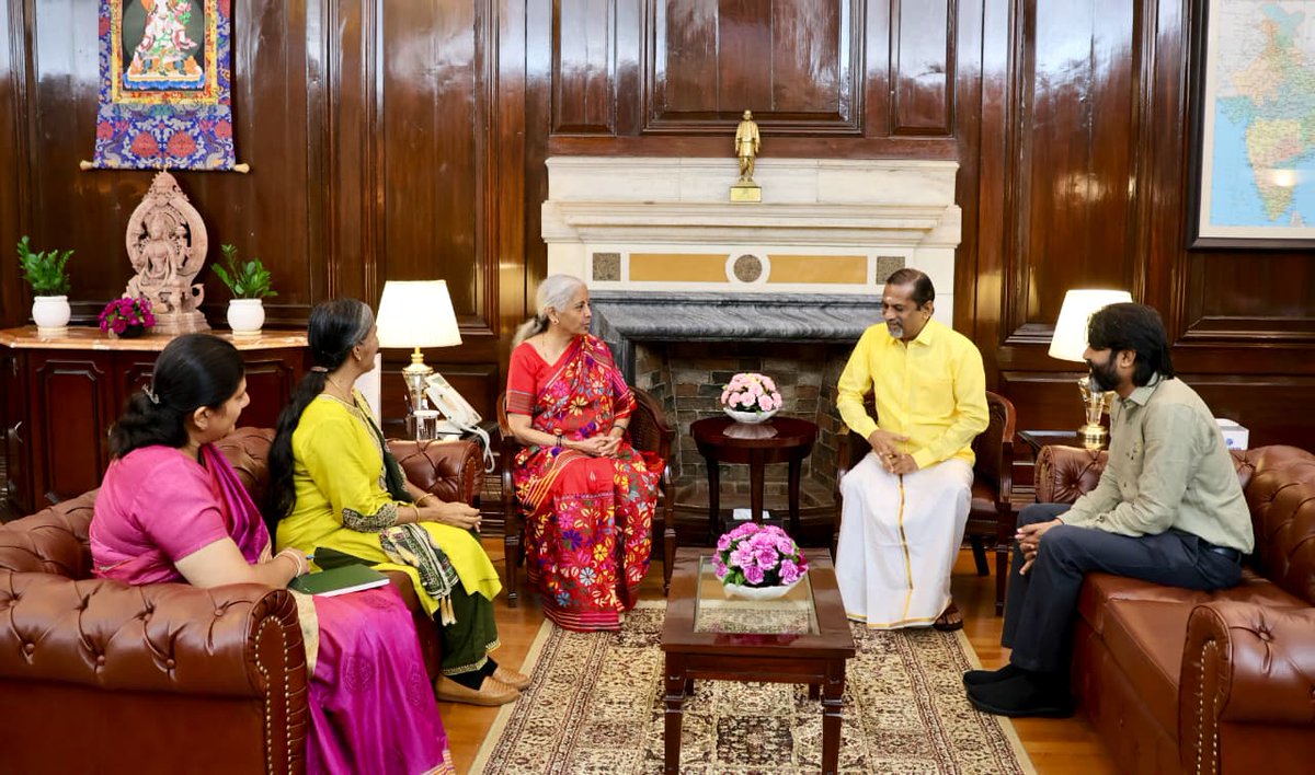 upchauraha's tweet image. Finance Minister Nirmala Sitharaman meets Shri Sridhar Vembu, Zoho Co-founder, to discuss strengthening India’s tech sovereignty, boosting homegrown innovation, and building a self-reliant digital India. 🇮🇳

#TechSovereignty #MadeInIndia #DigitalIndia