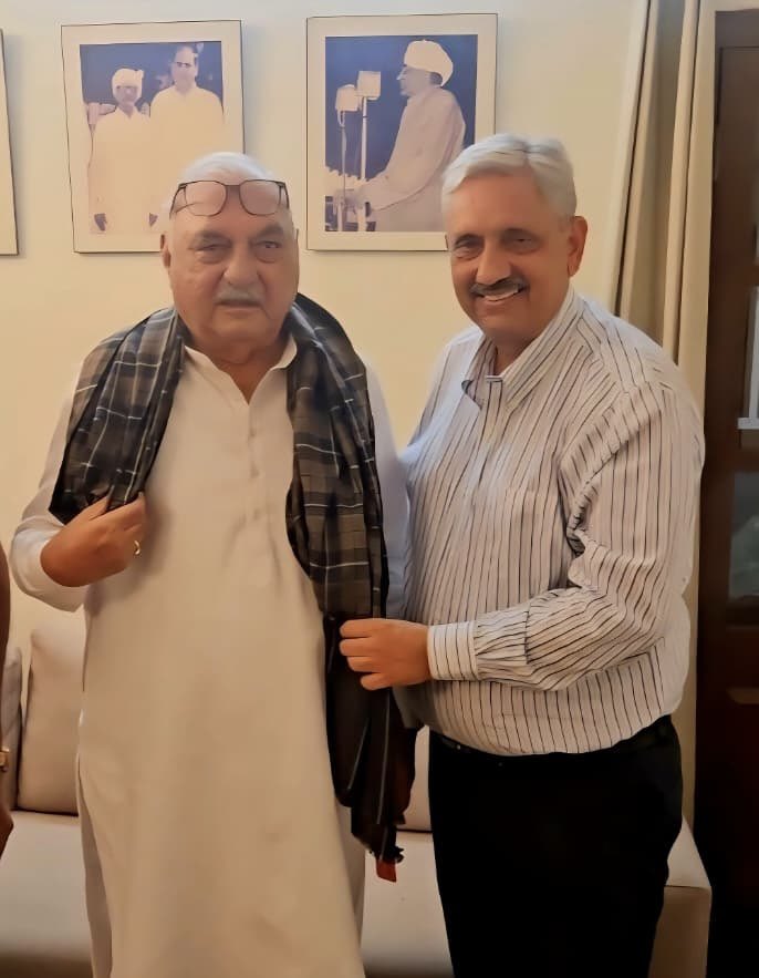 आज दिल्ली निवास स्थान पर आदरणीय चौ. <a href="/BhupinderShooda/">Bhupinder Singh Hooda</a> जी से भेंट कर उन्हें नई जिम्मेदारी की हार्दिक बधाई दी।
हुड्डा साहब का अनुभव और नेतृत्व निश्चित रूप से हरियाणा कांग्रेस को ऊर्जा और मजबूती प्रदान करेगा।