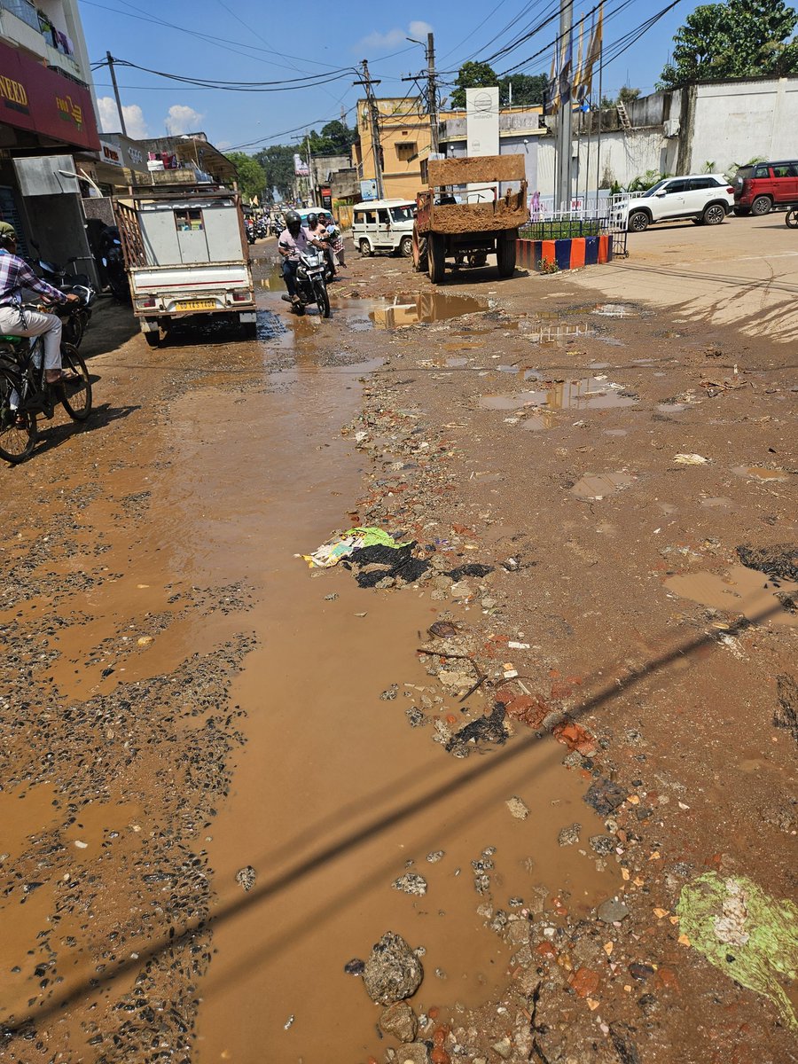 ashitraj_dd85's tweet photo. @RourkelaMC Kindly repair this road at Jagda Rourkela "Smart City" https://t.co/pYCM55DAi1