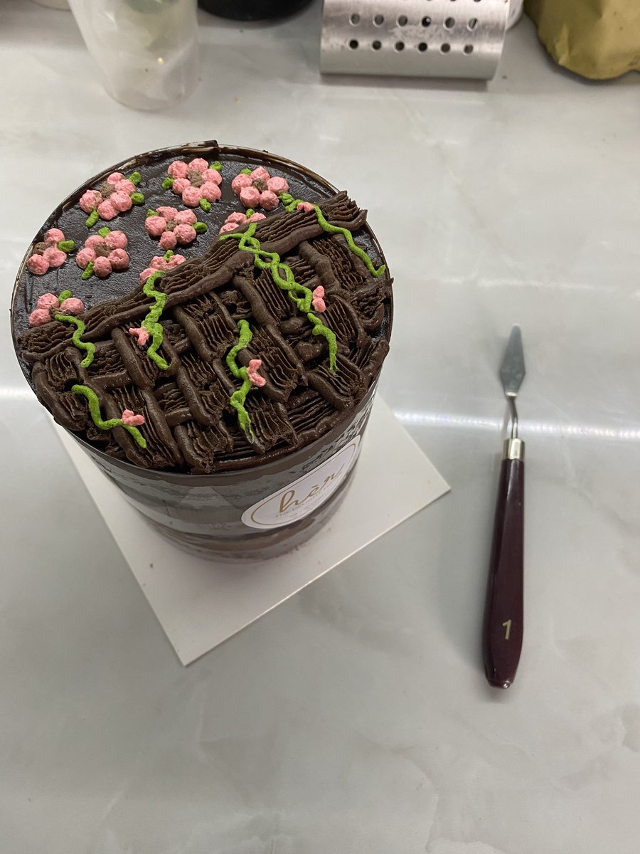 hertdm's tweet photo. Kalian kalau dapet cake full coklat kaya gini, milih buat dimakan sendiri atau mau bagi2???? https://t.co/xmpYDAhwrM
