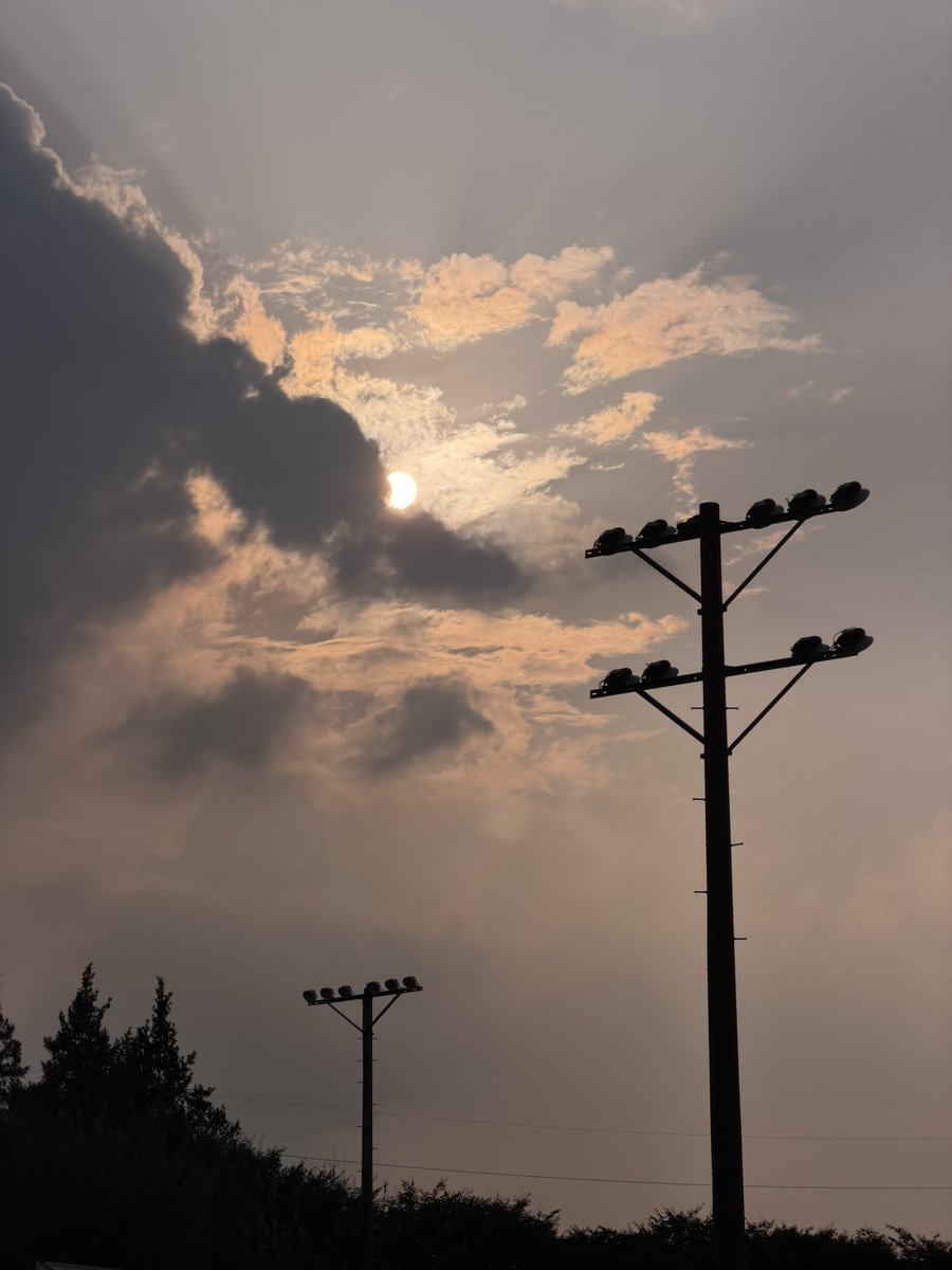 ‘가자니 찬바람이 문밖에서 기다리고 
있으려 하니 해 넘기며 갈 길이 남아있네’

오광수 ‘9월의 마지막밤’ 중, 여름도 가을도 아닌 듯한 애매한 9월의 마지막. 아침저녁에 부는 찬바람은 실내에 있던 에어컨을 밖으로 옮겨 놓은 것 같다.