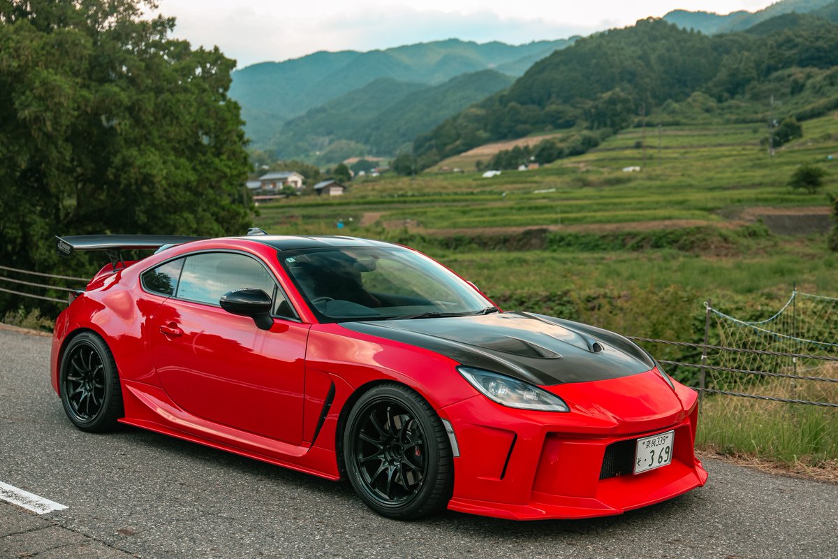 CE28 N-plus レーシンググリーン
特注サイズ18×9.5J+43 
255/35/18
フロント全切りしても擦らないです👍