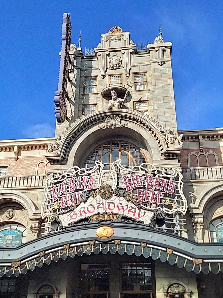 JACK_KHUX's tweet photo. 14年のチケット出てきて昔思い出すのは
生バンドで踊るキャラやダンサーさんの
華やか��ステージショー✨
煌びやかさはなくなったけど
今月最終月バケパでドセン見納めできて
本当に良かった😭
BBB 最終公演🥁
長い間お疲れ様でした！
ミッキー最高👍
新しいエンターテインメントに乞うご期待‼️ https://t.co/zVzQjFbDl7
