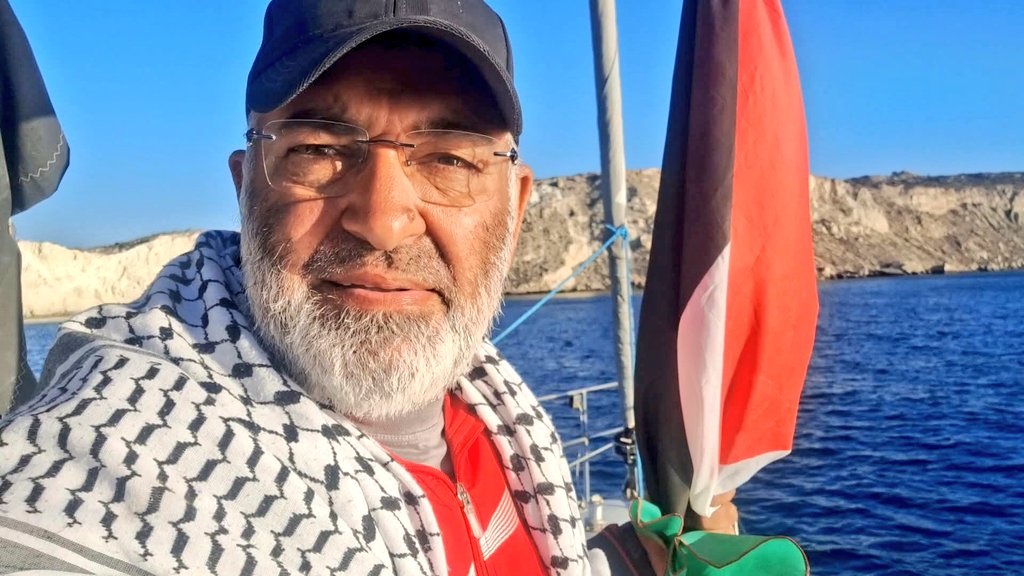 🚨🚨 اہم اپڈیٹ 
سابق سینیٹر اور گلوبل صمود فلوٹیلا میں پاکستانی وفد کے سربراہ مشتاق احمد خان صاحب سے 24 گھنٹے بعد بالآخر انکی کشتی کے ایک ساتھی کے فون کے ذریعے رابطہ ممکن ہوا ہے۔

انکا ذاتی فون ہیک ہو کر مکمل طور پر بلاک کر دیا گیا ہے، جس کے باعث براہِ راست رابطہ منقطع ہے۔
اب سے