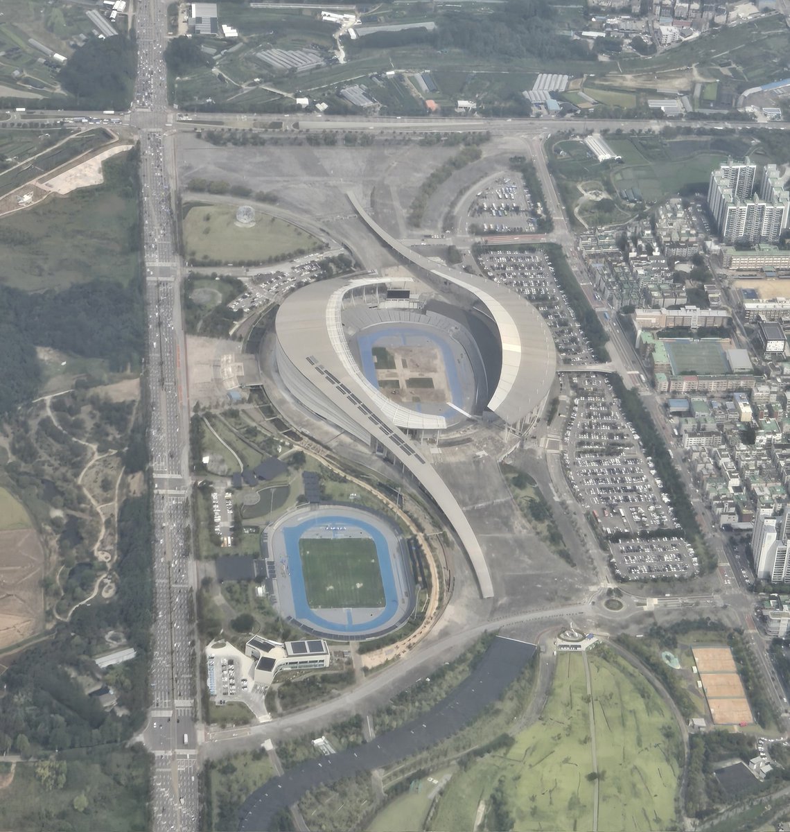 지난즌 주말 서울 갈일이 있어서 올라가는데
하늘에서 아시아드 경기장 봄ㅋㅋㅋ