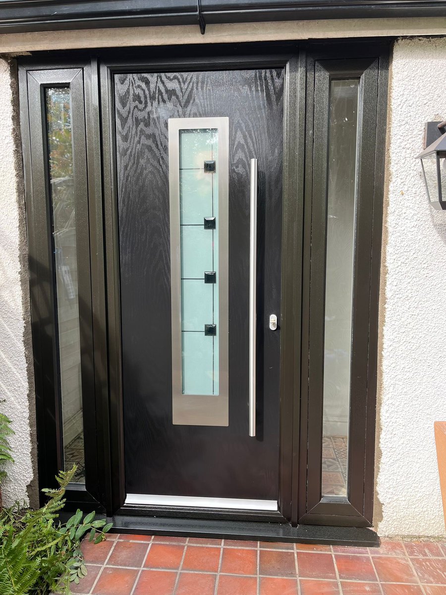 mcrwindows's tweet image. Swipe for a surprise… 👀✨

Our team puts their all into every install, and as you can see, they are proud of the results! 

Thinking about a refresh? Free quote →

 manchesterwindowsltd.co.uk

#ManchesterWindows