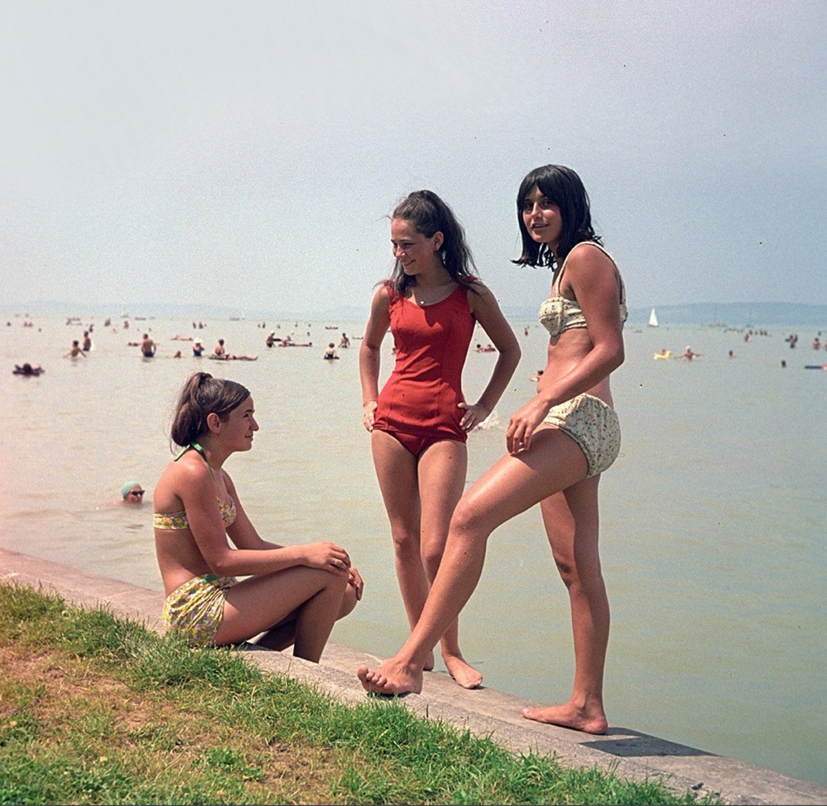 1967 Balaton😍
Abban a korban a nők többségének szép alakja volt.

Ma a magyar nők 60% túlsúlyos vagy el van hízva. A jóléti fogyasztói társadalom amikor mindenki annyit zabál amennyit csak akar. A túl sok szabadidő, depresszió, stressz, magány, minden jóléti lelki betegséget és