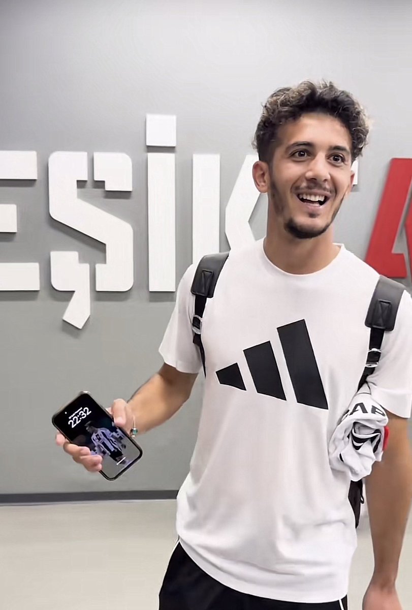 Telefon ekranında bile Beşiktaş formalı resmi olan adam Beşiktaşa gol atıyor ve çok iyi oynuyor, aklıyla kalbi çelişmiyor, işte gerçek Beşiktaşlılık böyle bir şey 👏🏼