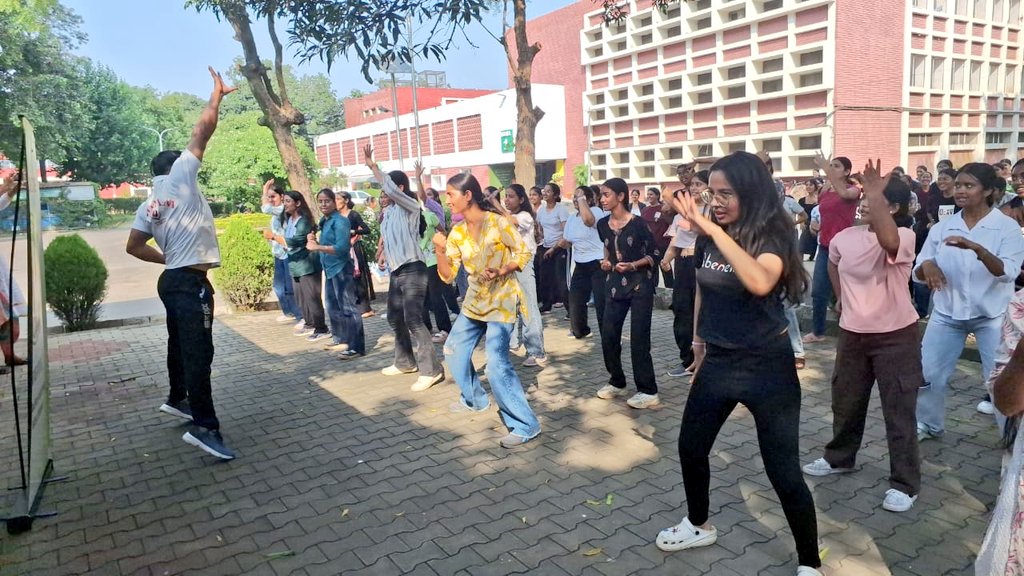 ssputchandigarh's tweet image. 🚨 Empowering Young Women!

@ChdPol SWAYAM Team conducted an impactful
self-defence awareness session at PG Govt. College for Girls, Sec-11.

175+ NSS &amp;amp; Sports girl students trained to stay alert, confident &amp;amp; safe in tough situations.

#SWAYAM
#FirstStepToSafety
#WeCareForYou 🚔
