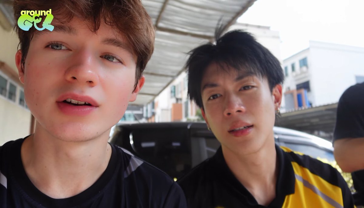 winterbely's tweet photo. : สู้ ๆ นะเธอ เค้าเป็นกำลังใจให้
: กูอยู่นี่
: อ๋อ ก็เค้าเห็นเธอใส่เสื้อสีเหลืองเหมือนกันอะ
: กูสีดำ
( #pjleon #newleon ) https://t.co/IR1Js0Rjhh