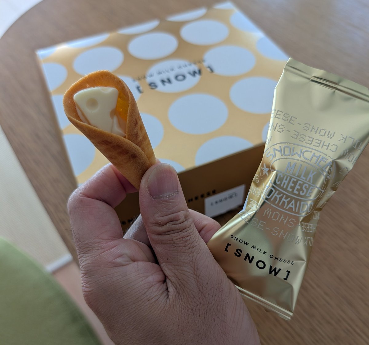 コーヒーブレイク☕️
コーヒーのお供におすすめの北海道チーズ菓子「スノーチーズ」をご紹介。北海道でしか買えず、行列が絶えないお店の人気商品。サクサクとしたバター風味のラングドシャ生地に、濃厚でしっとりとしたチーズチョコレートが入っていて、「甘じょっぱい」バランスが絶妙ですね！