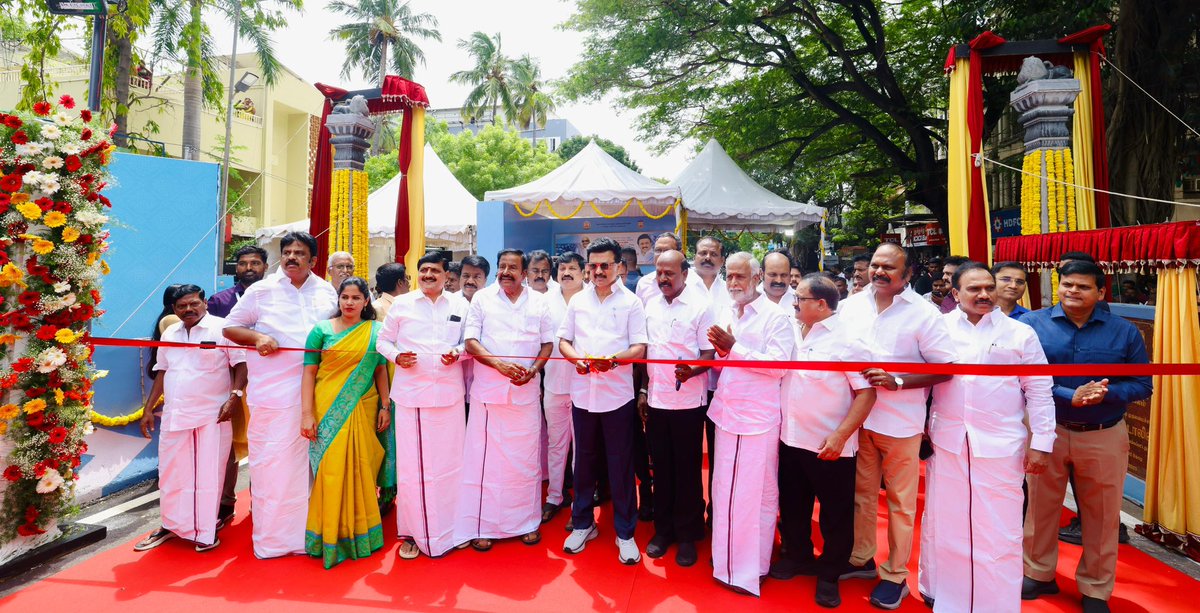 Udhaystalin's tweet photo. உடலால் மறைந்தாலும் உணர்வால் நம்முடன் வாழ்கிறார் ஆற்றல்மிகு செயல்வீரர் அண்ணன் ஜெ.அன்பழகன் அவர்கள். 

தியாகராய நகரில் கட்டப்பட்டுள்ள சென்னையின் முதல் இரும்புப் பாலத்திற்கு அண்ணனின் பெயரைச்சூட்டி, அதை இன்று திறந்து வைத்து சிறப்பு சேர்த்துள்ளார்கள் நம் முதலமைச்சர் @mkstalin அவர்கள்.

கொரோனா நேரத்தில் மக்களைக் காப்பதற்கான களப்பணியில் தன்னுயிர் தந்த அன்பு அண்ணனின் பெயரைத் தாங்கி நிற்கும் இப்பாலம், அவர் நேசித்த மக்களுக்கு இன்று முதல் பயன்பட இருக்கிறது.

நம் அன்பு அண்ணன் பெயரில் தியாகராய நகரில் பாலம் அமைத்த மாண்புமிகு முதலமைச்சர் அவர்களுக்கு நன்றி!

#JAnbazhagan
