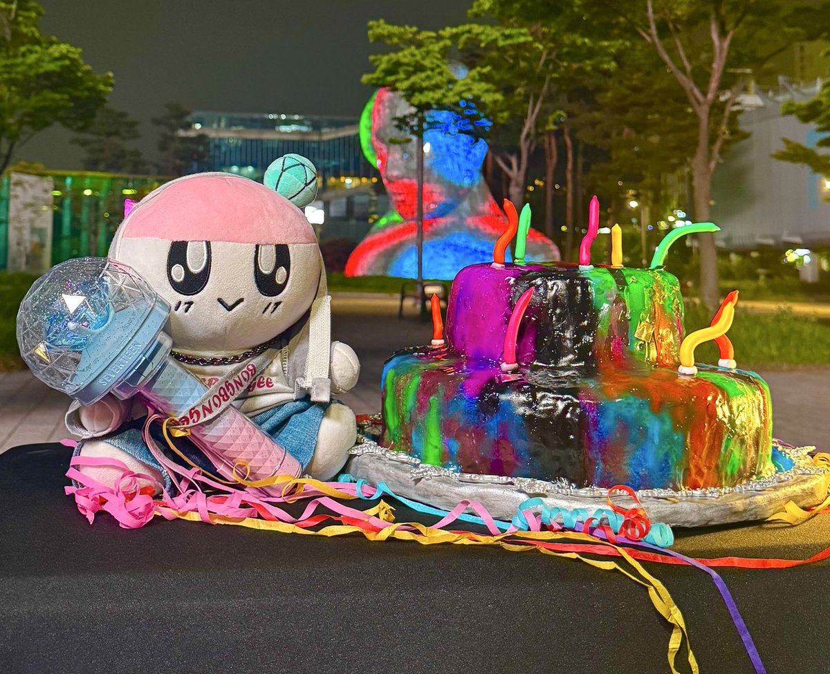 just wanted to add: this was bongbongie during thunder prerecording era!!!!! 

the cute strap and bongbongee shirt shshsh they really dress bongbongie whenever they can