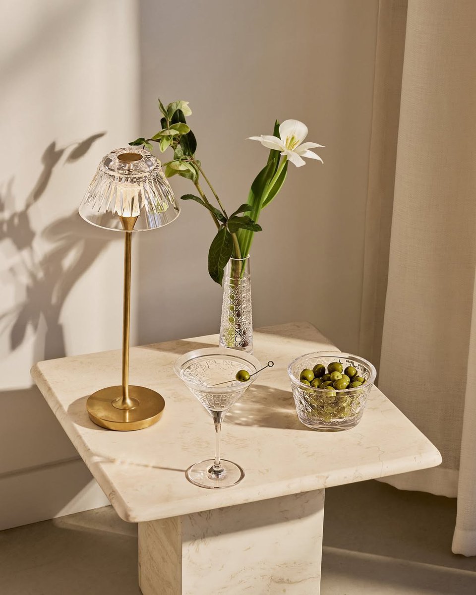 SuiteWood's tweet image. Melding crystal with light, this collaboration brings together the clarity and craft of @waterford with the innovative eye of @visualcomfort  and @visualcomforteu

Featured is the Waterford × Visual Comfort Blaze Rechargeable Table Lamp.