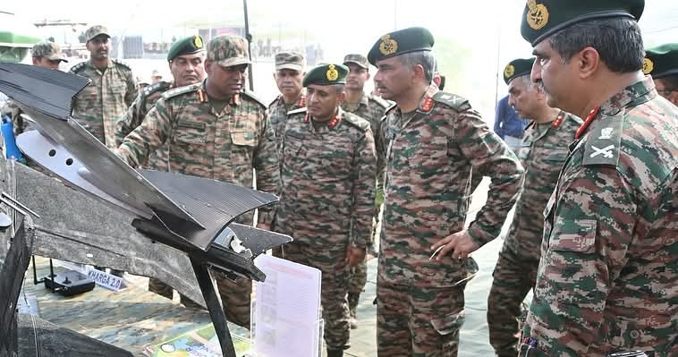 DefenceNewsOfIN's tweet photo. #StrongAndCapable
#DroneWarfare
First of its kind, Exercise #VayuSamanvyay witnessed dynamic two-sided drills with cutting-edge #UnmannedAerialSystem (UAS) & Counter-UAS innovations from #WesternCommand & #SouthWesternCommand and demonstrated highest standards of.....
1/2 https://t.co/z5huV4nzo4