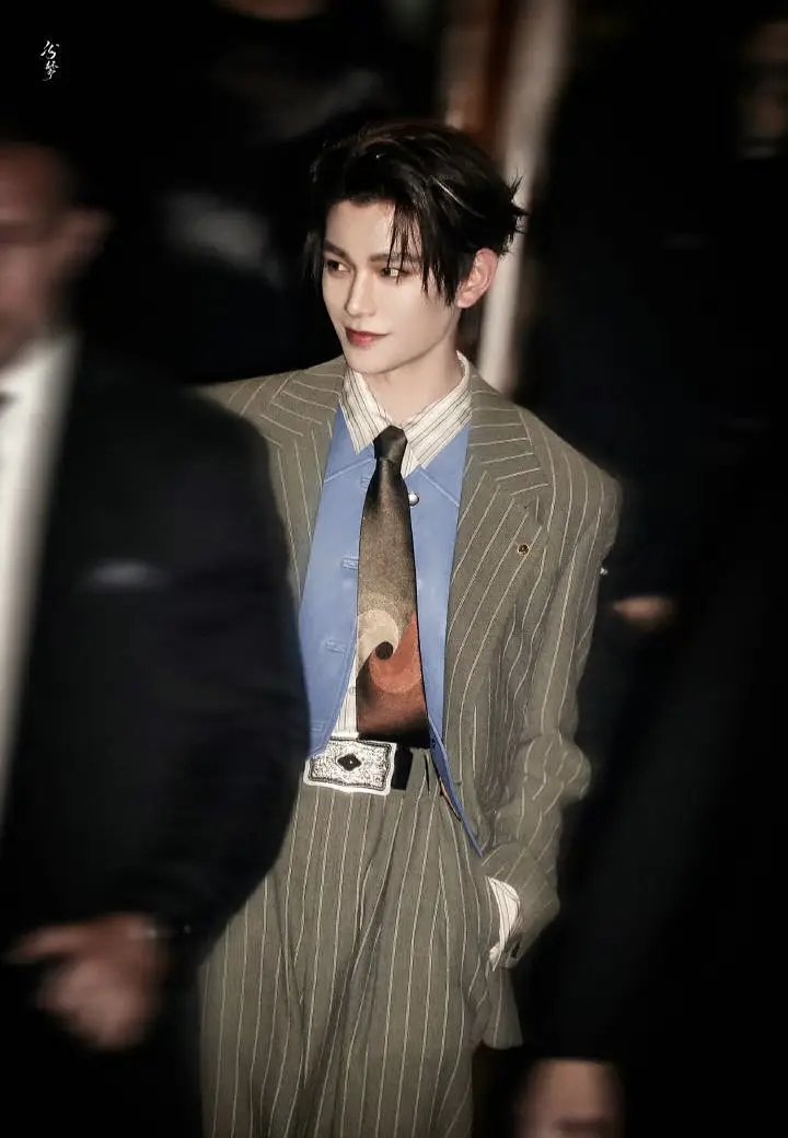 backwings's tweet photo. @TheePopCore 丁禹兮！🤩

DING YUXI x VERSACE GBA
#DingYuxi 
#DingYuxixVersace 
#versace 
@Versace https://t.co/gRSbZhc5aM