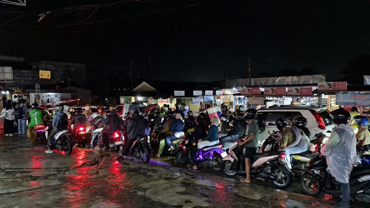 SPu_Us's tweet photo. Toko Ananda dekat stasiun serpong. https://t.co/TXmCG9vzy0