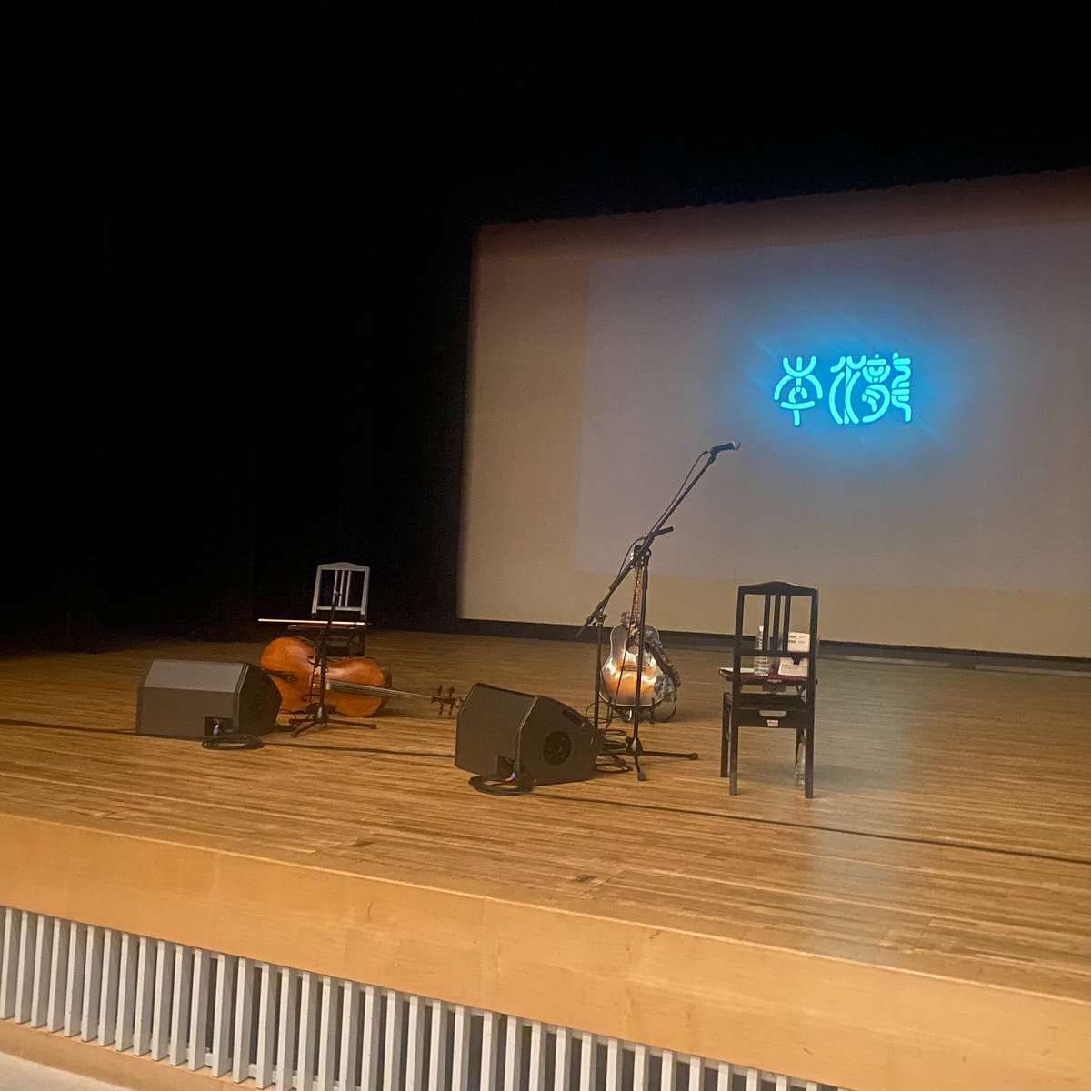イ・ラン with イ・ヘジ（チェロ）［名古屋公演］素晴らしかった！私がひとりでぐるぐる悩んでいる部屋は、広い所へ繋がってると教えてくれる歌。たとえ悲しみでも、異なるリズムの私とあなたは重なることができる。『声を出して、呼びかけて、話せばいいの』という本をまさに体感できるライブでした。