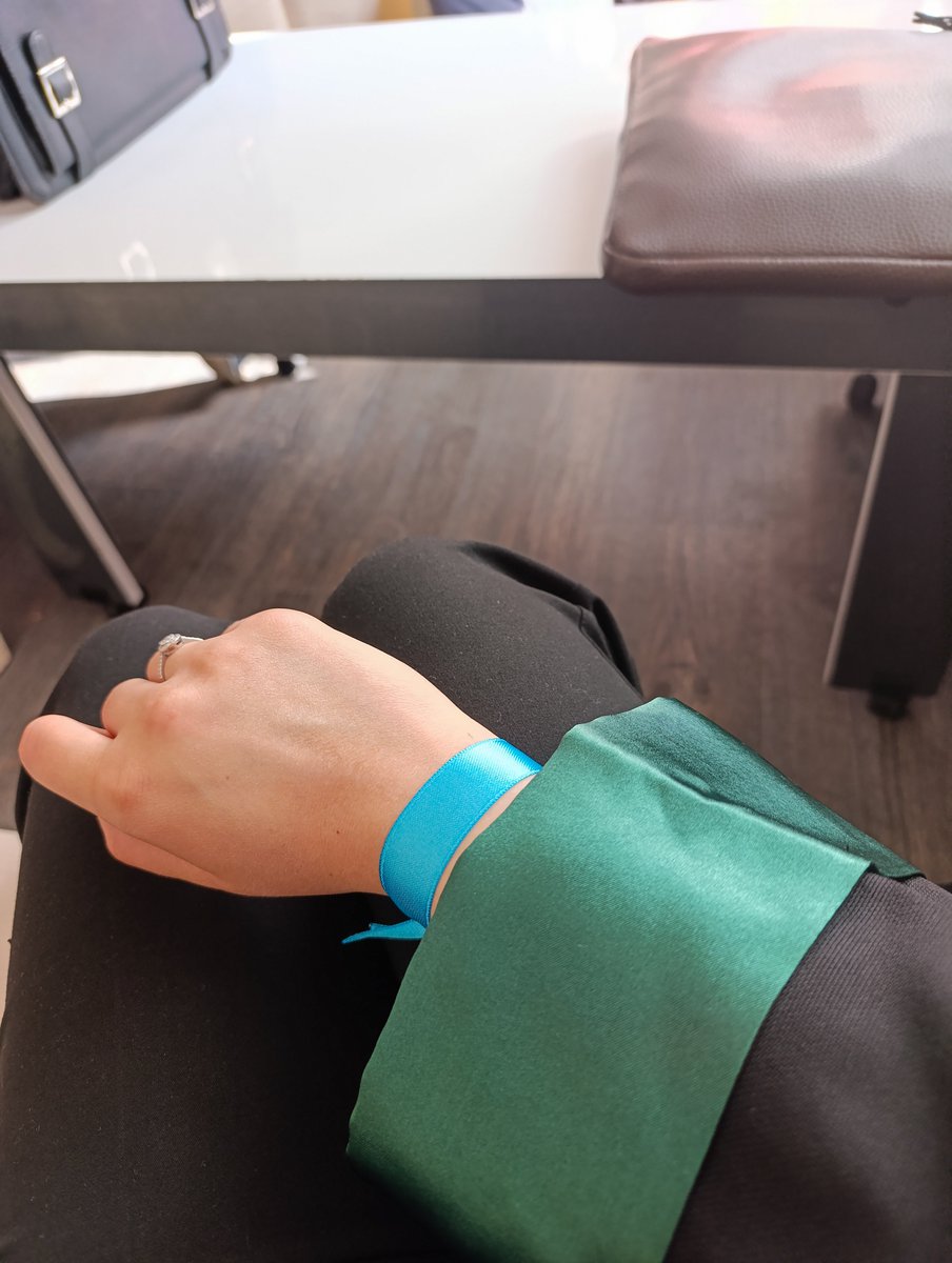 Duruşma beklerken "Küresel Sumud Filosuna destek için mavi kurdele takmamı ister misiniz" diyerek günümü güzelleştiren meslektaş 🩵🇵🇸

#WeAreSumud #GlobalSumudFlotilla