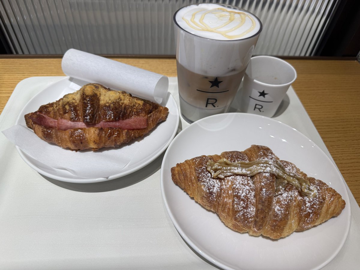 新宿で今月オープンしたばかりの
スターバックスリザーブカフェへ☕️

馴染みあるスタバとはメニューも違って
よりコーヒーに特化されいるんです😆

シナモンムースフォームハニーラテと
コルネッティ×2🥐

カフェラテにコルネッティをディップして食べるのがお勧めみたいなのでまた行きたい✨