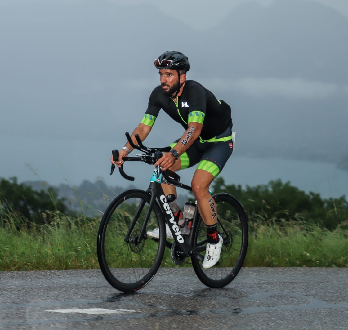 PoliceNat06's tweet photo. #EquipePolice I Aymeric est membre de l'équipe police de triathlon.🇫🇷👮
Ce week-end, lors d'un Iroman, il a su incarner les valeurs de la #PoliceNationale à travers une course exigeante.🏃♂️
Après 10h54 d'efforts, il a passé la ligne d'arrivée en 7ème position/120🏅
Félicitations👏 https://t.co/9NrZLaO2u6