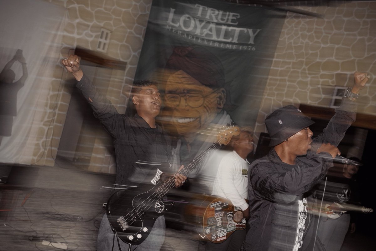 santriboys1976's tweet image. Memecah dinginnya lereng Merapi dengan hangatnya melodi dari teman-teman @heypujangga &amp;amp; @ChildrenOG

Bersua, berdansa, bernyanyi bersama.   Terimakasih banyak!!! 🤍💚