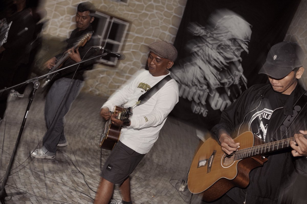 santriboys1976's tweet image. Memecah dinginnya lereng Merapi dengan hangatnya melodi dari teman-teman @heypujangga &amp;amp; @ChildrenOG

Bersua, berdansa, bernyanyi bersama.   Terimakasih banyak!!! 🤍💚