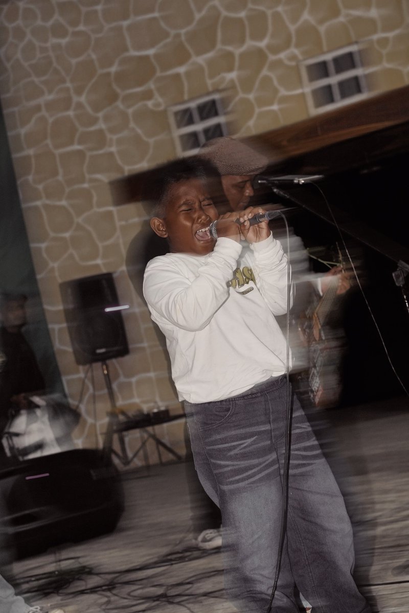 santriboys1976's tweet image. Memecah dinginnya lereng Merapi dengan hangatnya melodi dari teman-teman @heypujangga &amp;amp; @ChildrenOG

Bersua, berdansa, bernyanyi bersama.   Terimakasih banyak!!! 🤍💚