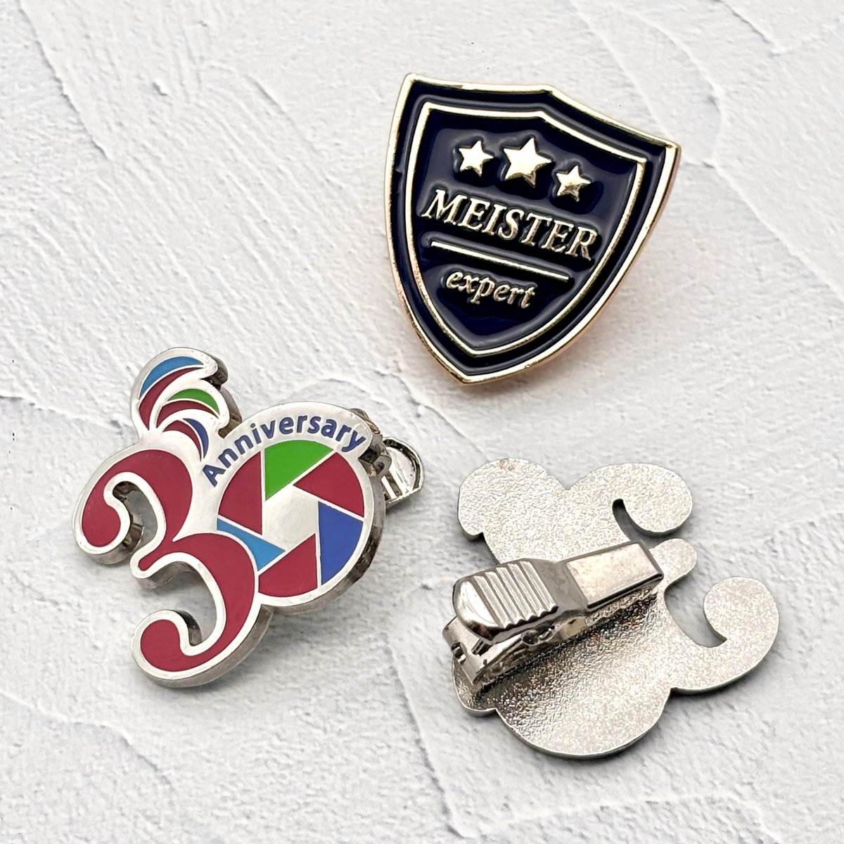 クリップ式ピンバッジなら、フラワーホールがない女性用スーツでも安心して取り付けOK！
キャッチパーツがないので、留め具を紛失する心配がないのも嬉しいポイントです✨