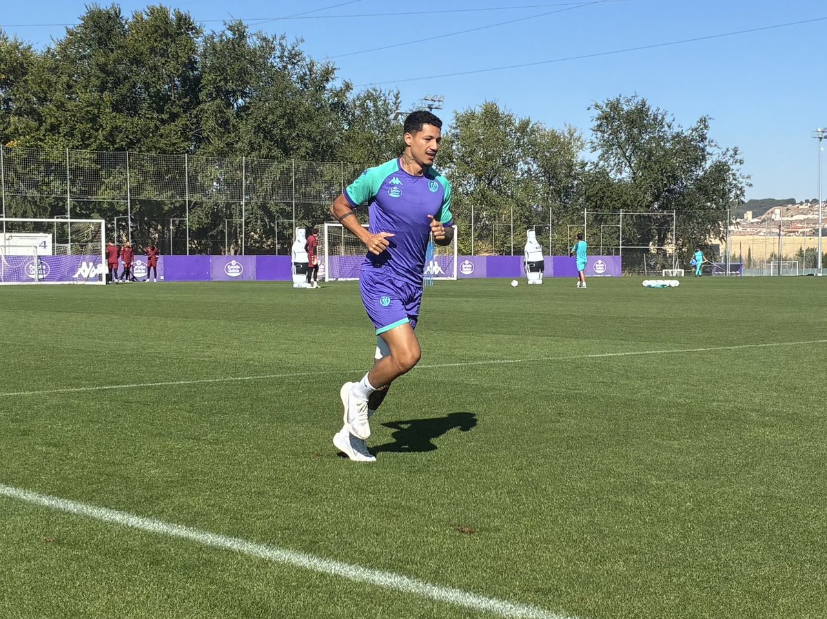SERdeporteValla's tweet photo. Marcos André también ha salido al césped a correr. https://t.co/doCH4WoRZU