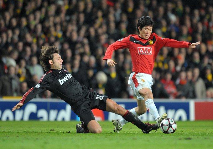 Trivela_Futebol's tweet photo. ミラン戦において、ファーガソン監督が
パクチソンに出した指示があまりにピルロをリスペクトしてる事に感銘を受ける🏴󠁧󠁢󠁥󠁮󠁧󠁿ルーニーさん

「ACミランとの試合前のサーのチームミーティングを今でも覚えている。彼はパク・チソンにこう言ったんだ。
『今日のお前の仕事はボールに触ることでも、パスを出すことでも、点を決めることでもない。
君の仕事は“ピルロ”だ。それだけだ。』とね。

​当時、ピルロは1試合平均110本という、信じられないようなパスを出していて、そのうちの60～70本は相手を危険に晒すことができるパスだった。
彼がダイレクトでシェフチェンコ、カカにパスを出すと全てが決定的なんだ。私が今まで見てきた中で一番上手い選手だった。

​だからファーガソンはパクにこう言ったんだ。
『彼にパスを出させてはいけない。1ヤードも、1秒も許されない！』

その試合でピルロが出したパスは40本にも満たなかったと思うし、その95パーセントは後ろへのパスだった。
パクが監督の指示を遂行することが本当に素晴らしかった。
ユナイテッド全員、パクがあの夜に成し遂げた非常に困難なハードワークに心底リスペクトしている。」

あのユナイテッド黄金期を支えた選手が
アジア人でありJリーグ経由という事に
ルーニー以上に誇りに思っている我々がいます🫩❤️