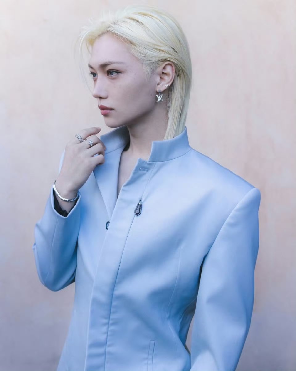 FelixFreckleGem's tweet photo. In Paris, Felix was the living metaphor for light within stone.🐣🐣🐣Let’s go🔥

FELIX PFW LOUIS VUITTON SS26
#FELIXxLVSS26 
@LouisVuitton https://t.co/xbFRl6xl6Q