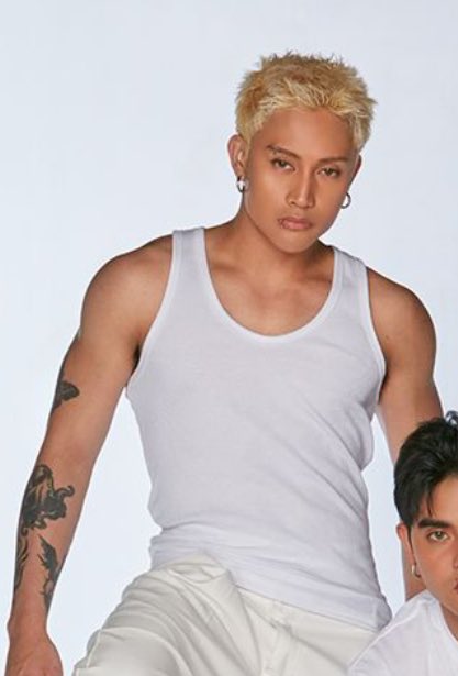 dirtych4i_'s tweet photo. the all white fit on his tan skin 😭😭😭😭😭😭😭😭😭😭 https://t.co/18cYIk4KFE