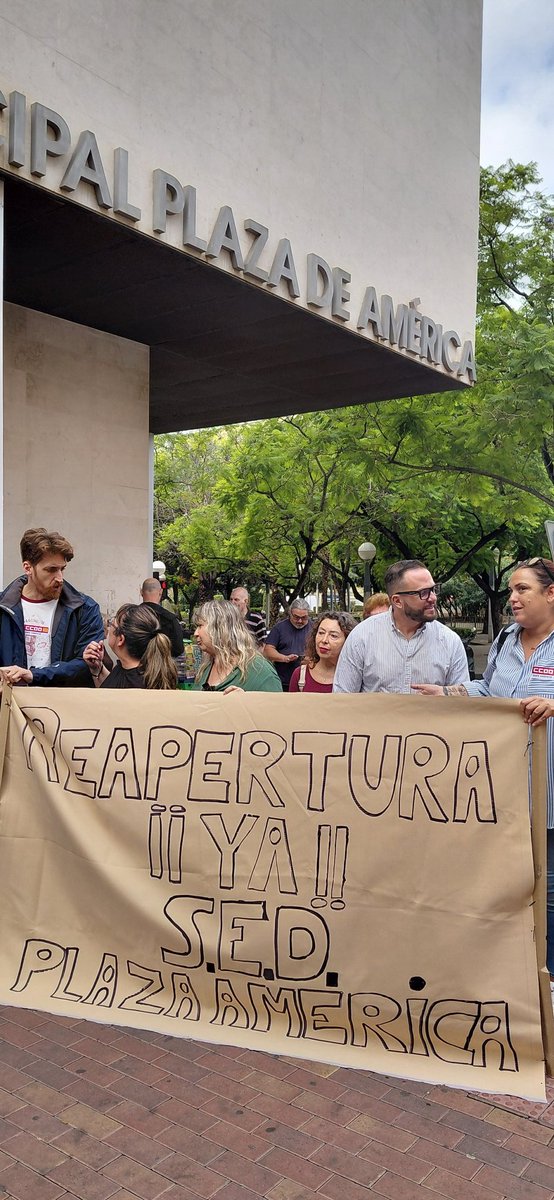 👥️ Nova concentració per a defensar a usuàries i treballadores del Centre d'Estàncies Diürnes de plaça Amèrica #Alacant, tancat al mes d'agost per les retallades de PP i Vox, que ha deixat a mig centenar de majors sense un servei vital